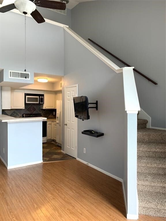 Building Photo - 10855 Meadowglen Ln