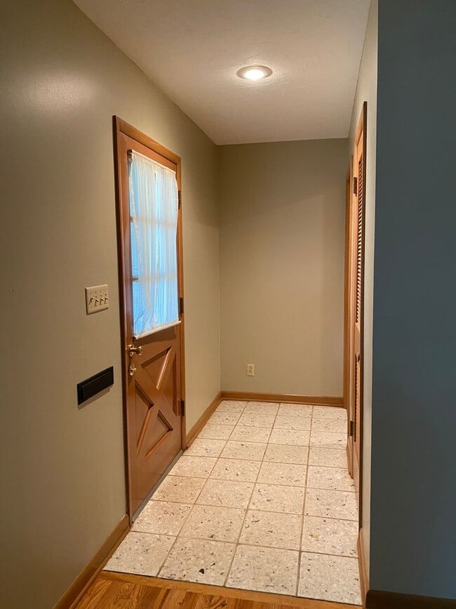 Building Photo - 3 Bed 3 Bath Home