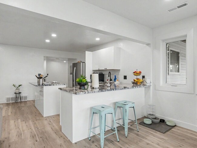 Building Photo - Spacious Furnished Home with Mountain Views and Room to Enjoy