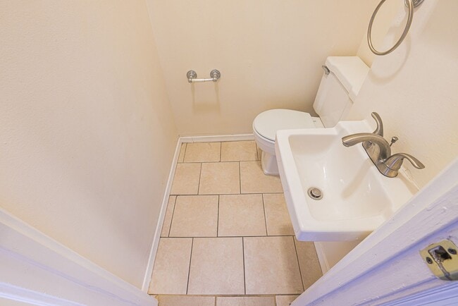 Building Photo - Spacious 3bdrm 1bath Home in Quiet Community