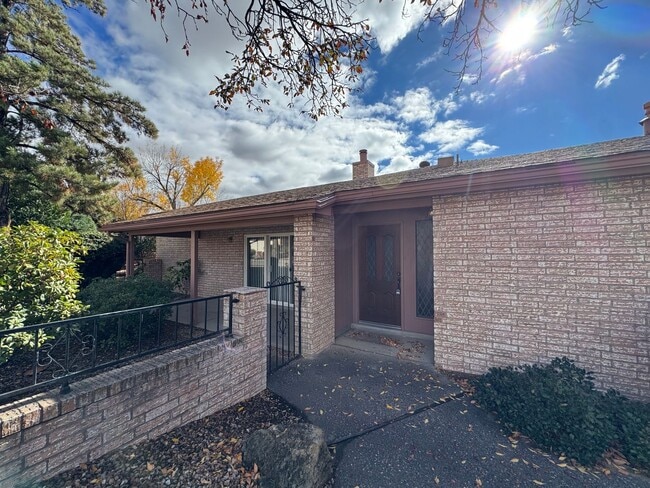 Building Photo - Mid-century Modern Garden Home!