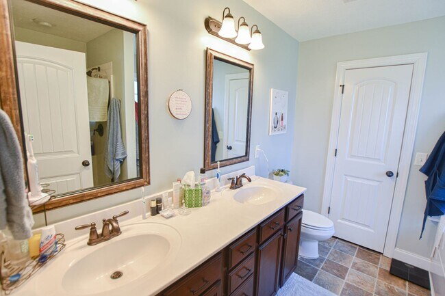 Building Photo - Pet Friendly Three Bedroom!