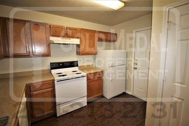 Building Photo - Cozy 2-bedroom, 1-bath fourplex in the hea...