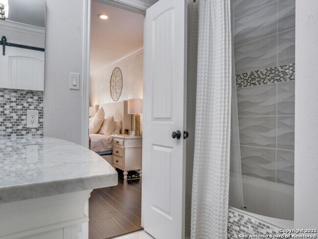 Building Photo - BEAUTIFULLY RENOVATED 4-BEDROOM HOME IN HUNTINGTON PLACE