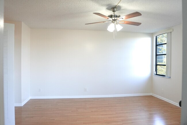 Building Photo - 2112 S Cypress Bend Dr