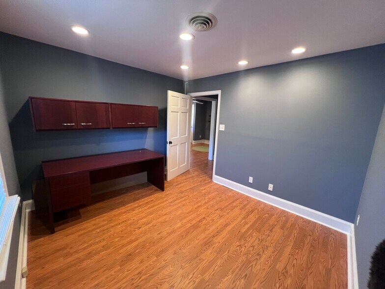 Building Photo - 6323 Mallory Dr