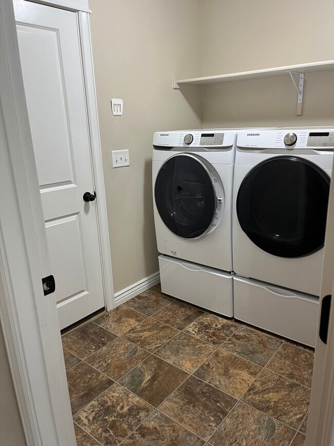 Building Photo - Silver Lining