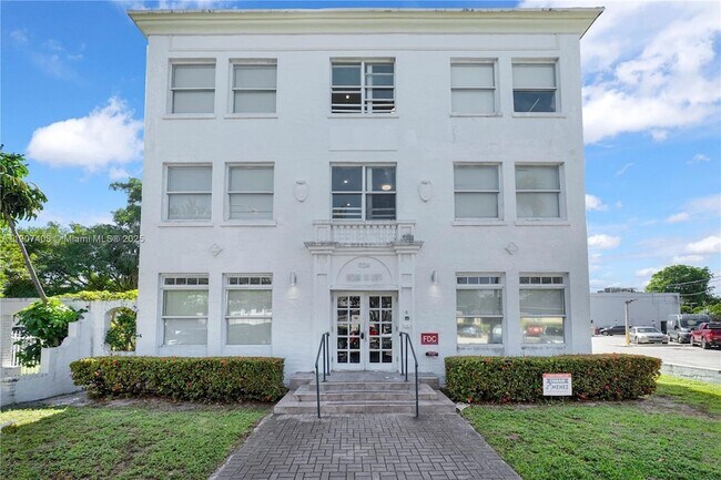 Building Photo - 924 Marseille Dr