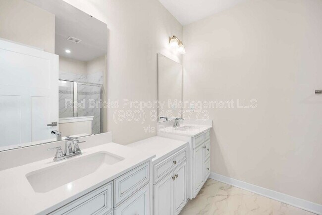 Building Photo - 9769 Oaklawn Blvd NW