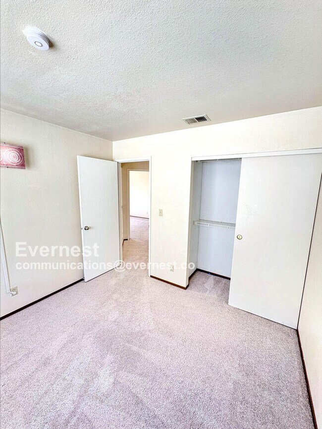 Building Photo - 34282 Kenwood Dr