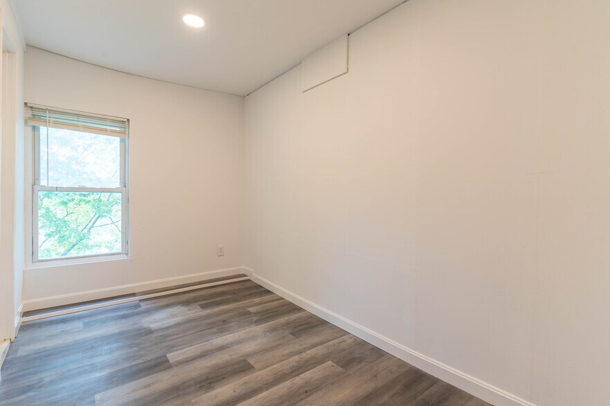 Building Photo - 56 Devens St