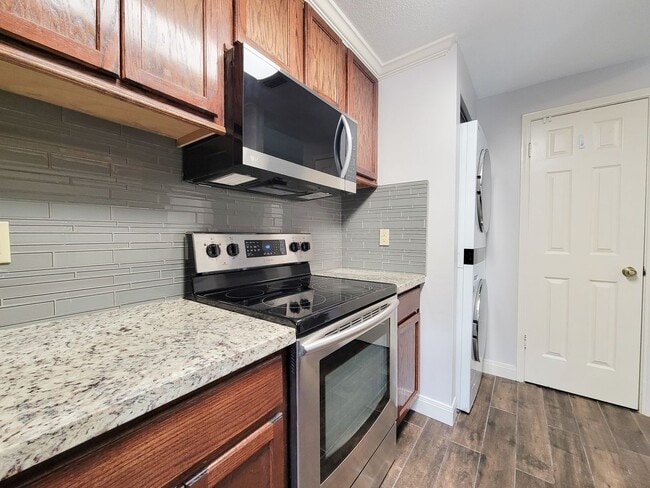 Building Photo - Medical Center Living at Its Best – Poolsi...