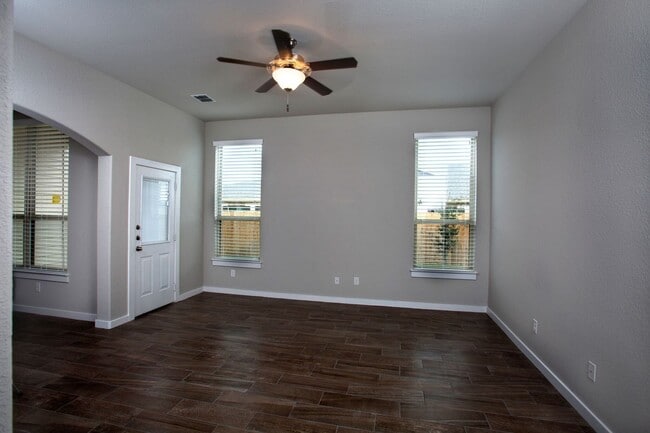 Building Photo - 113 Lakeview Ct