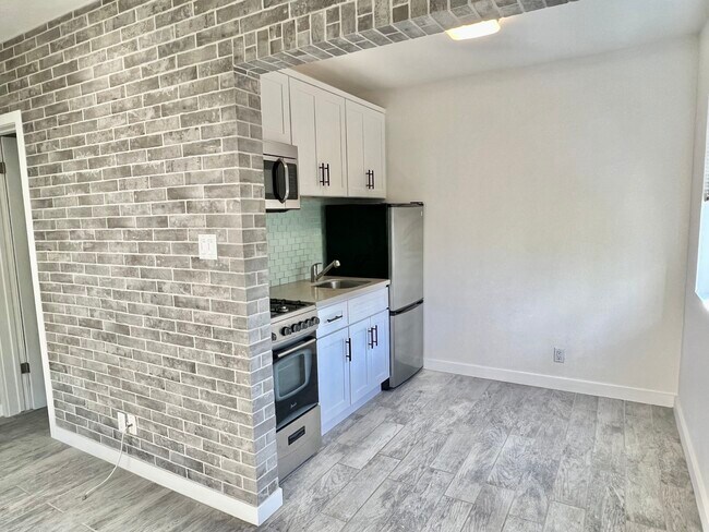 Building Photo - 7411 Willoughby Ave