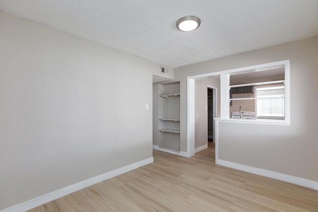 Building Photo - Spacious 4 bedroom, 2 bathroom home located in North Las Vegas