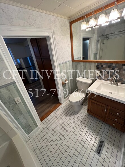 Main Bath - 724 N Cochran Ave