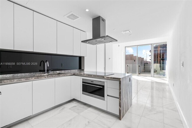 Building Photo - 700 NE 26th Terrace