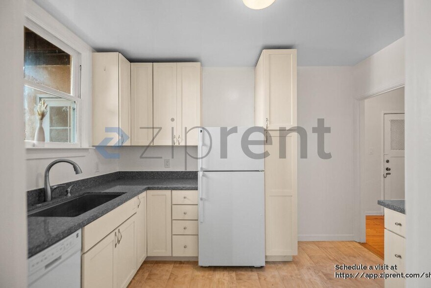 Building Photo - 2429 Ivy Dr