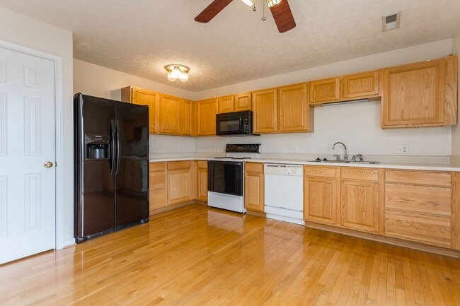 Building Photo - Spacious 3-Bedroom Townhome with Garage in a Prime Harrisonburg Location!