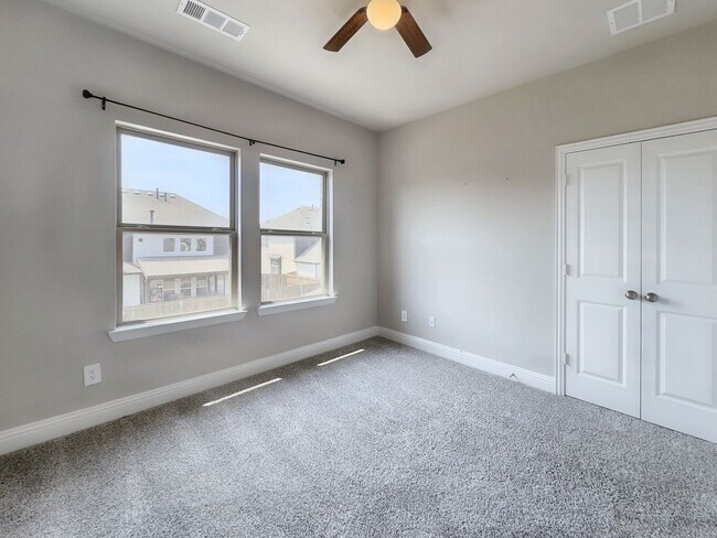 Building Photo - Gorgeous 4-Bedroom Home in Woodbridge Esta...