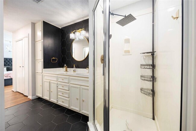 Building Photo - 5511 Green Timbers Dr