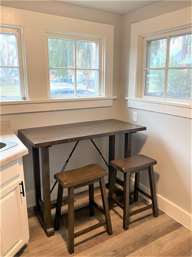 Building Photo - Newly Renovated Studio in Unbeatable Locat...