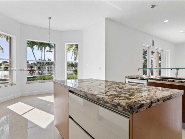 Building Photo - 926 Marina Dr