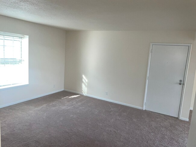 Building Photo - Cozy Two Bedroom Condo in Dilworth!