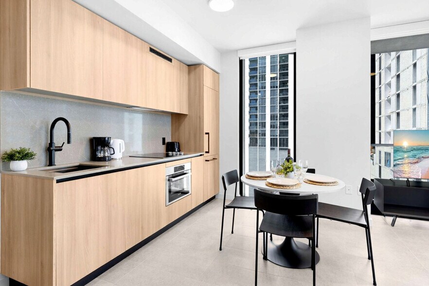 Building Photo - 501 NE 1st Ave