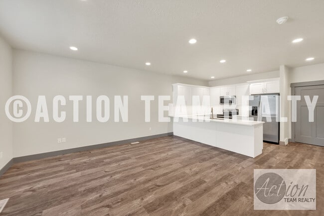 Building Photo - Townhome in Riverton!