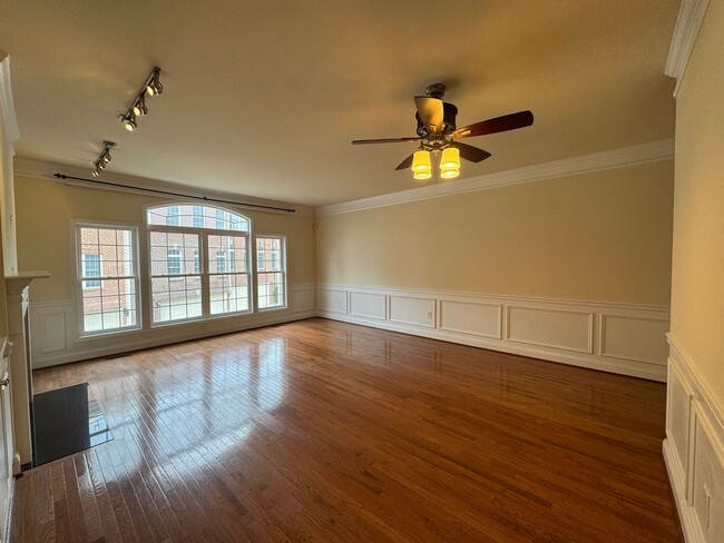 Building Photo - Gorgeous 3 Bed 3 Bath End Unit Brick Townh...