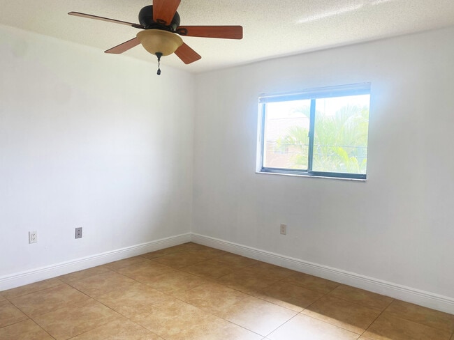 Building Photo - 1104 SE 8th St