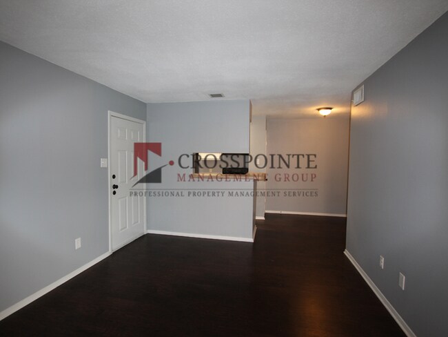 Building Photo - Tour Today: Downstairs 1 Bed 1 Bath Apartment!