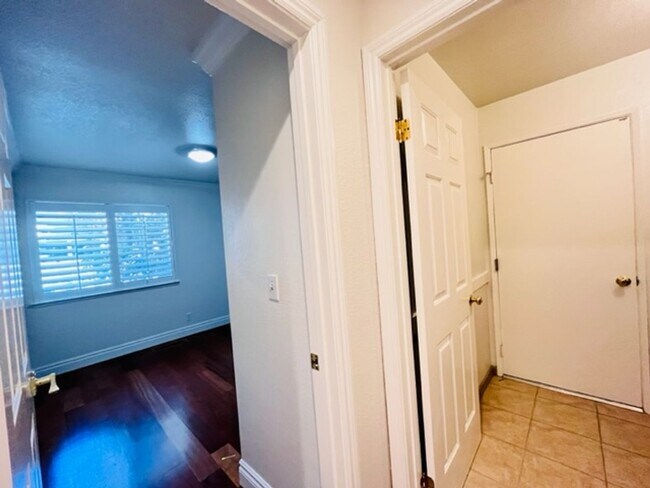 Building Photo - Gorgeous 3Bd/2BA + Den/Office or 4th Bedro...