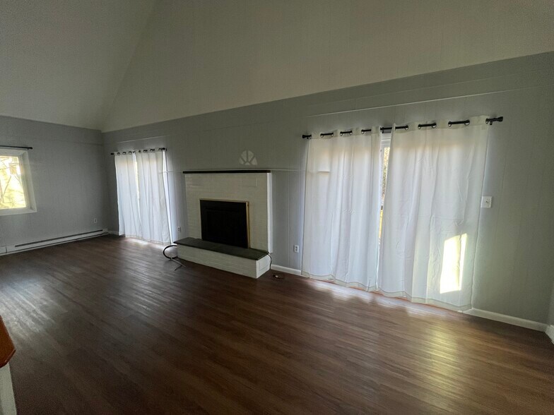 Building Photo - 1010 Eisenhower Way