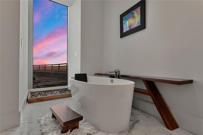 Building Photo - 3338 Peachtree Rd NE