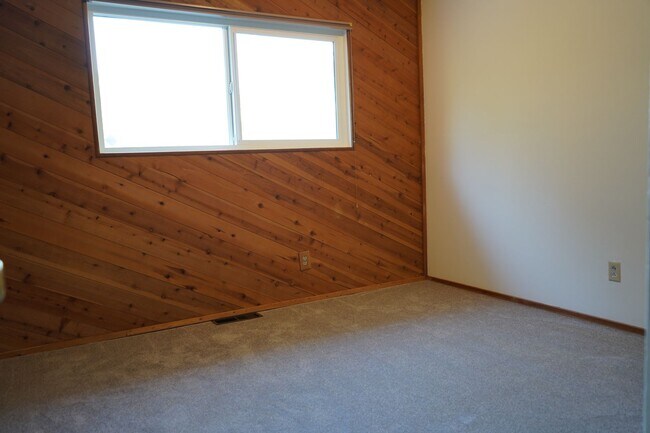 Building Photo - 3 bed 2 bath Single Family Home for Rent in Grants Pass