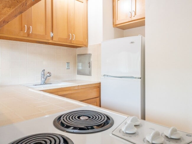 Building Photo - Tranquil Top Floor 1BR/1BA Unit! Large Private Balcony! Tam Valley! Parking! Laundry! Storage! PR...