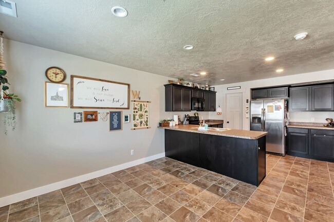 Building Photo - Great Townhome in Springville