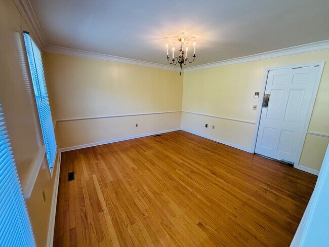 Building Photo - 405 Stonegate Dr