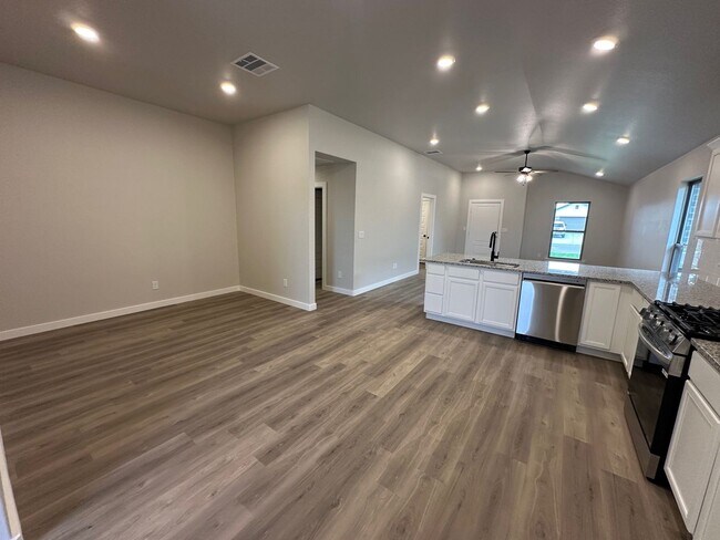 Building Photo - Welcome to Beacon Pointe!