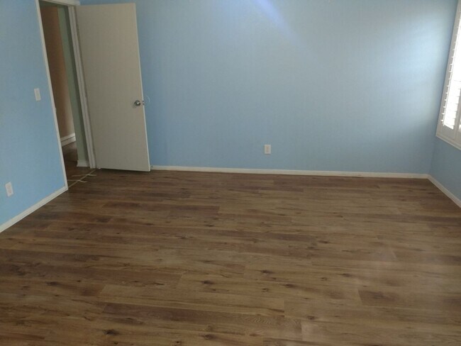 Building Photo - Henderson 4 Bedroom