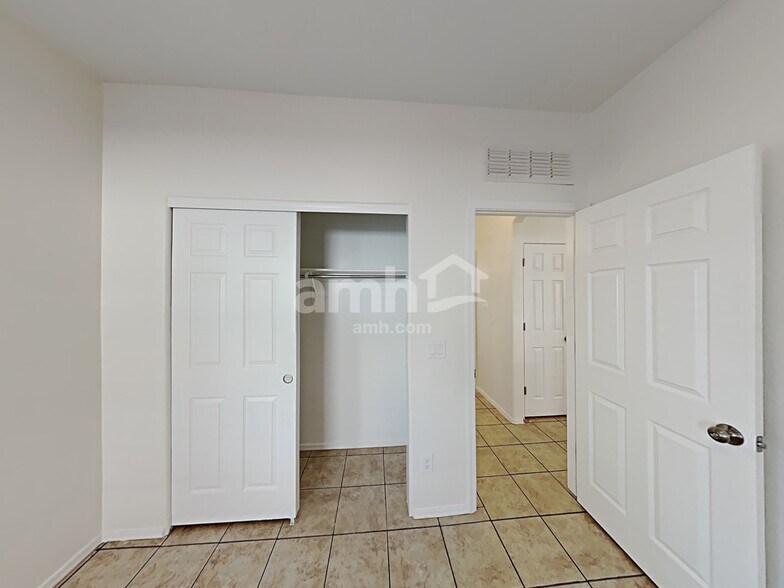 Building Photo - 124 E Calle Puente Azul