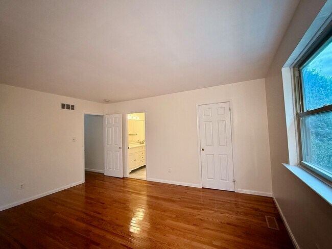 Building Photo - 102 Eaton Dr