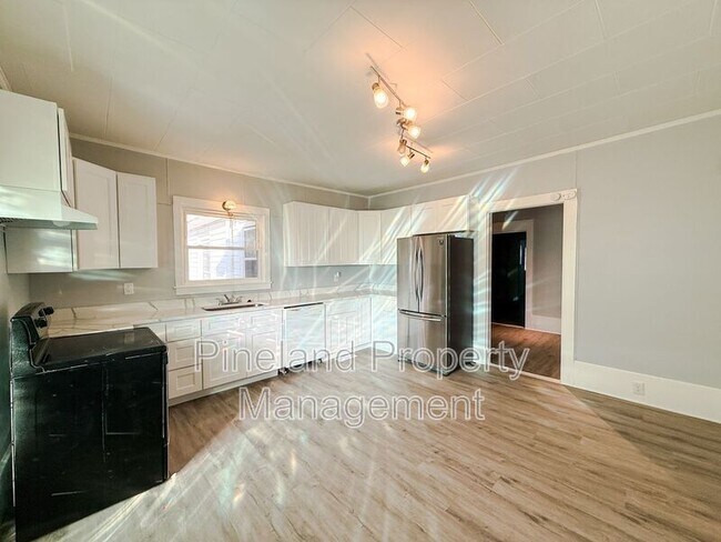 Building Photo - 413 E Donaldson Ave