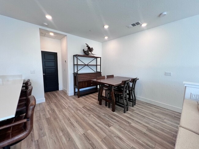 Building Photo - $2,395 Herndon & Peach, 2 Bedroom Townhous...