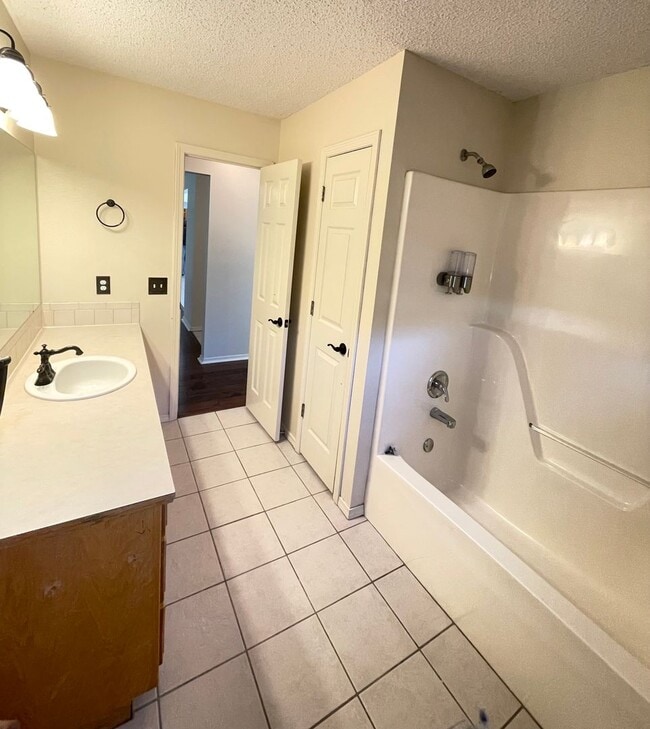 Building Photo - 3 Bedroom/2 Bathroom In Bentonville!!!