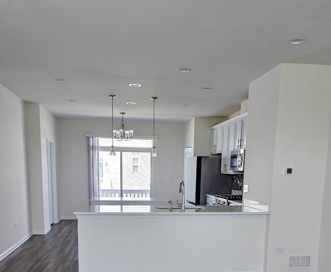 Building Photo - 858 Finley Dr