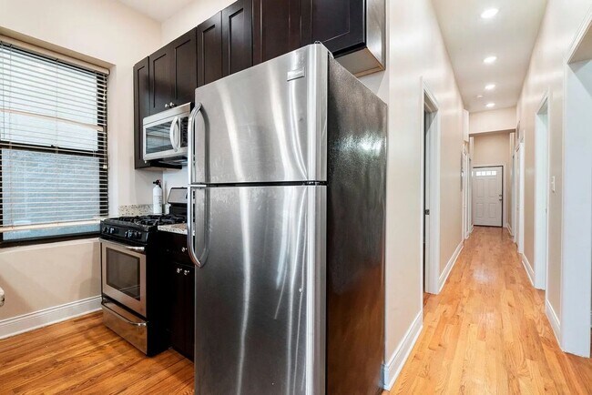 Building Photo - 1634 W Cermak Rd