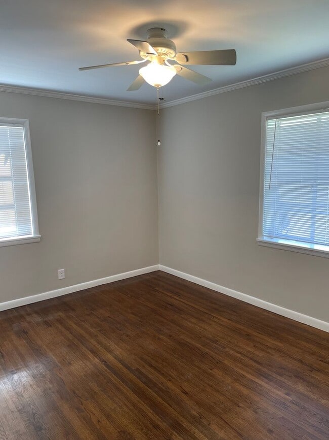 Building Photo - Darling Midtown Charmer! 3 bed 1 bath - NE...